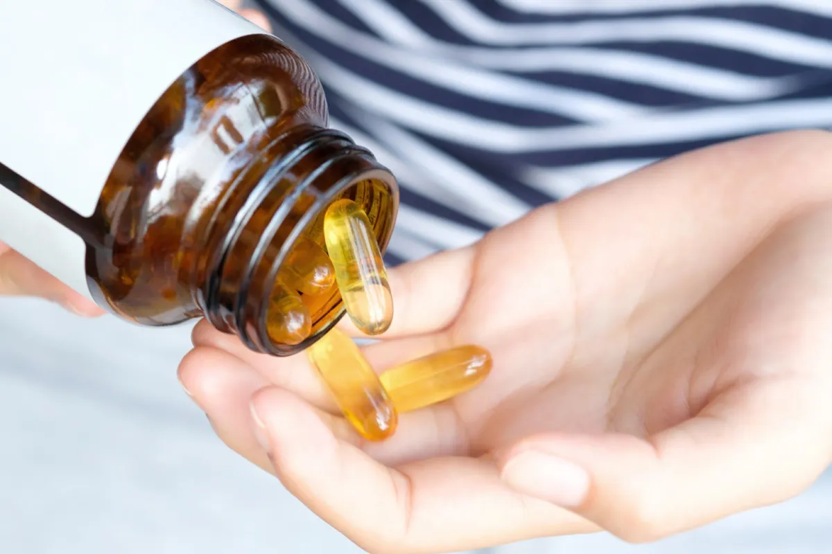 صورة امرأة تأخ المكملات