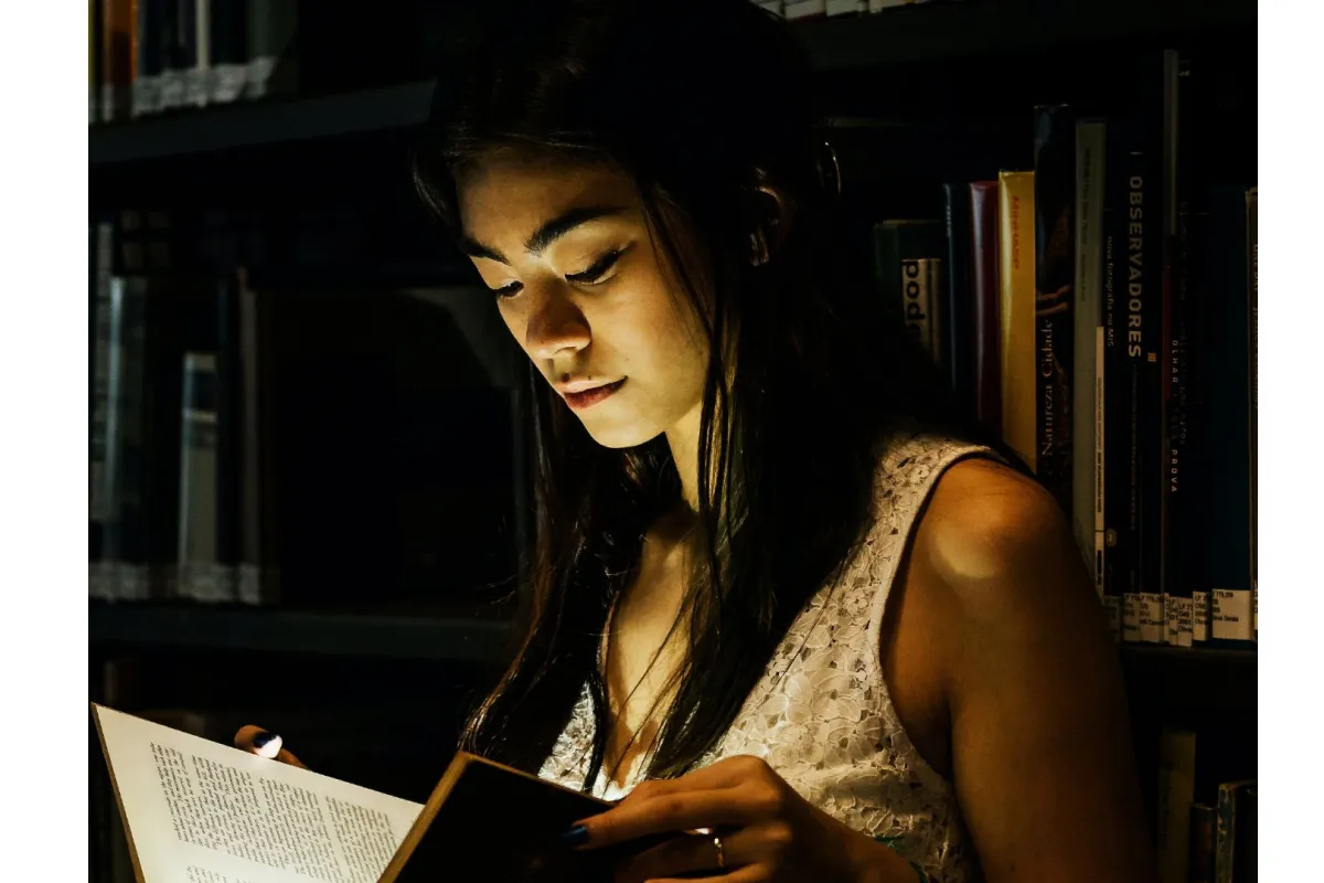 طالبة ذكية تذاكر