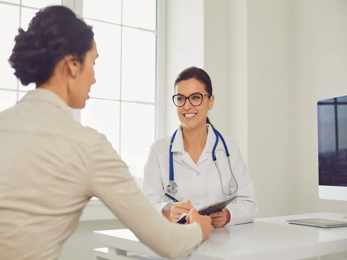 صورة لامرأة تجري فحوصات