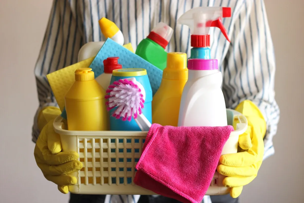 صورة لأب يحمل المواد الكيمائية بعيداً  