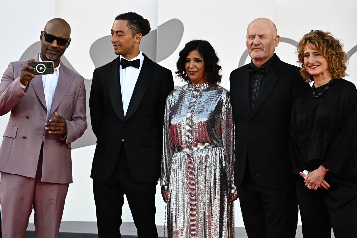 حفل افتتاح مهرجان البندقية السينمائي ،2023، أعضاء لجنة التحكيم ،Kaouther Ben Hania (C) كوثر بن هنية, Jonas Carpignano (2ndL) جوناس كاربيغانو, Kahlil Josephخليل جوزيف, Jean-Paul Salomé (2ndR)جان بول سلامة  Tricia Tuttle (R)تريسيا تاتل (مصدر الصورة : GABRIEL BOUYS / AFP)