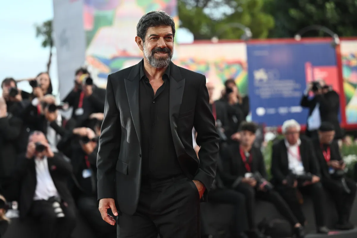   Pierfrancesco Favino بيير فرانشيسكو فافينو على السجادة الحمراء في حفل افتتاح مهرجان البندقية السينمائي    (Photo by Tiziana FABI / AFP)مصدر الصورة