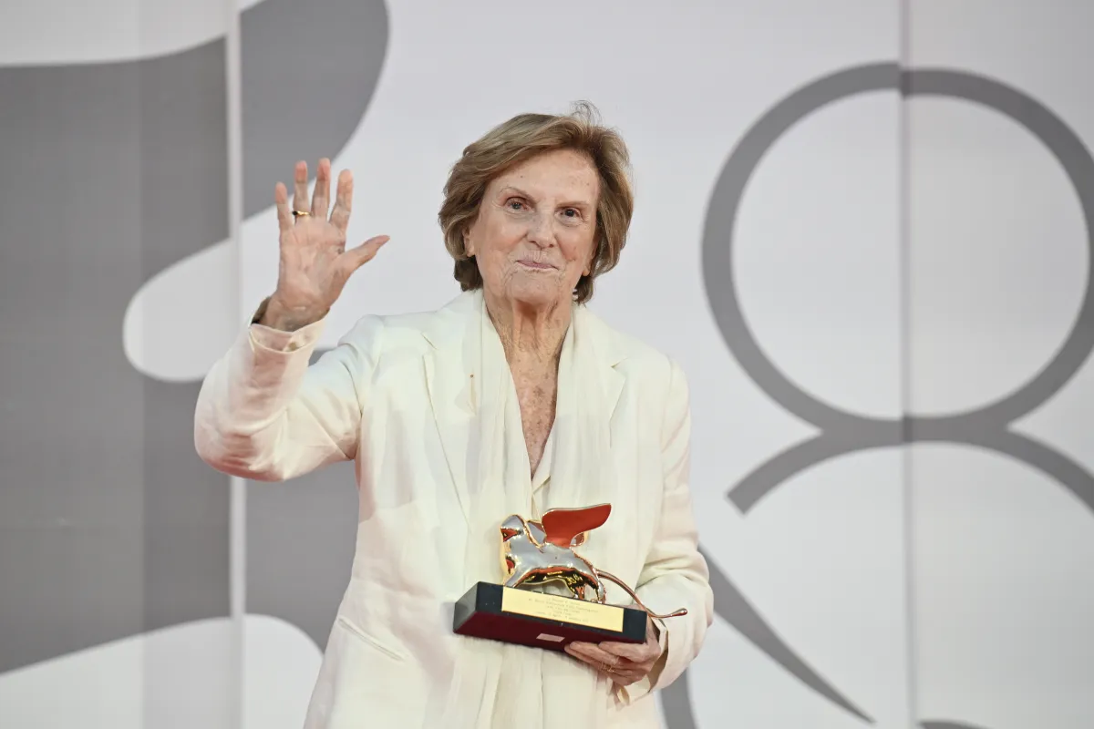  Liliana Cavani  ليليانا كافاني بعد حصولها على جائزة الأسد الذهبي لإنجاز العمر في مهرجان البندقية السينمائي 80- مصدر الصورة  Photo by Tiziana FABI / AFP