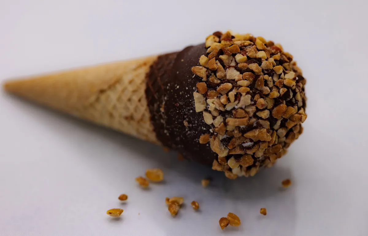 احذري تناول قطعة الشوكولاتة في نهاية الآيس كريم الجاهز (المصدر: Shutterstock)