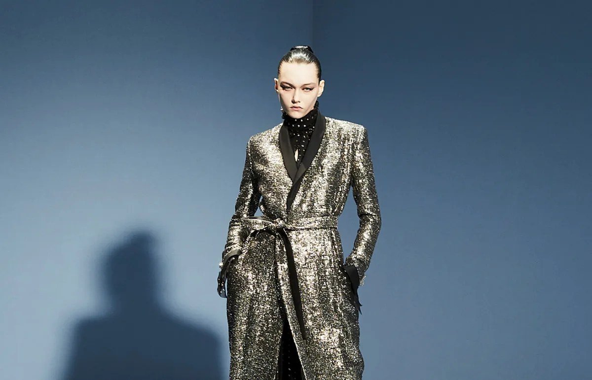 فساتين سهرة طويلة باللون الفضي.. من جان بول غوتييه Jean Paul Gaultier (الصورة من موقع Launchmetrics/Spotlight ©)