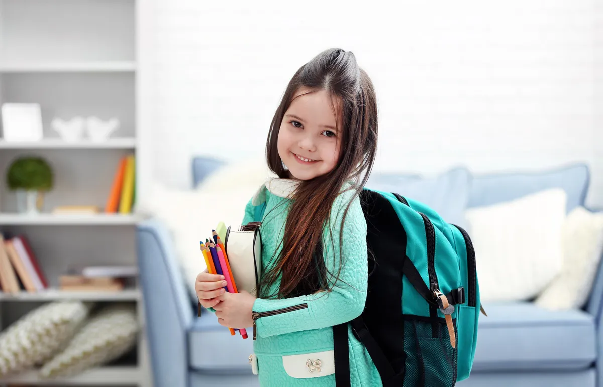أدوات تضر طفلك لا تضعيها في حقيبته المدرسية
