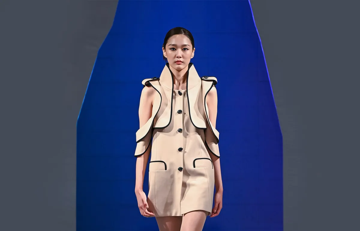 فستان قصير باللون البيج.. من لي سانغ بونغ Lie Sang Bong (الصورة من موقع Launchmetrics/Spotlight ©)