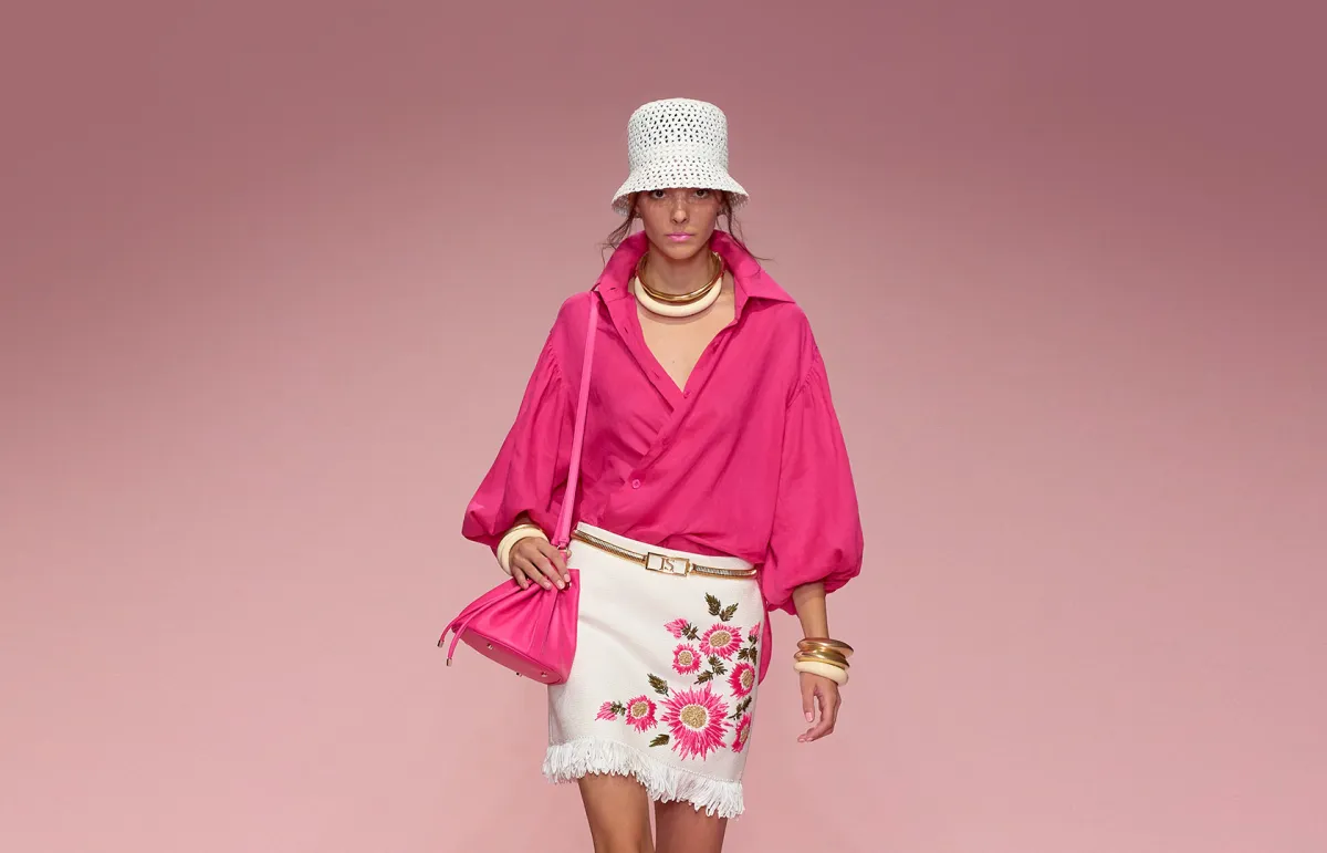 تنورة قصيرة مطبّعة بالورود.. من لويزا سبانيولي Luisa Spagnoli (الصورة من موقع Launchmetrics/Spotlight ©)