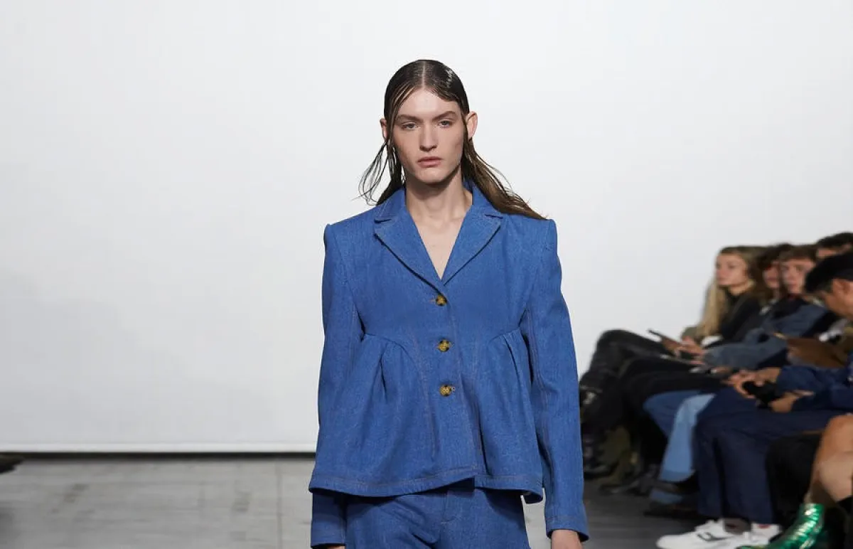 الجاكيت الدنيم للمحجبات.. من ماتروبيير Maitrepierre (الصورة من موقع Launchmetrics/Spotlight ©)