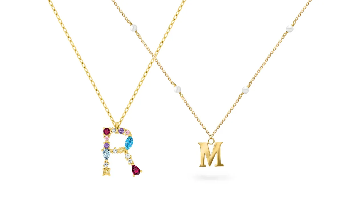 تصاميم قلادات حروف ذهبية تزيدك أناقة وجاذبية