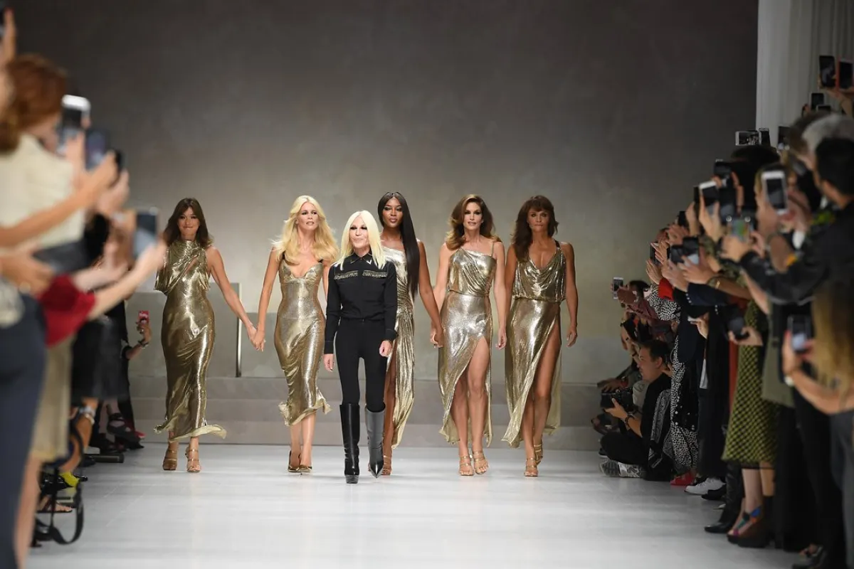  عرض فرساشي في اسبوع ميلانو للموضة 2017 لربيع وصيف 2018، كارلا بروني Carla Bruni،كلوديا شيفClaudia Schiffer، دونتيلا فرساتشي Donatella Versace،نعومي كامبلNaomi Campbell ،سيندي كروفوردCindy Crawford، وهيلينا كريستسين Helena Christensen، (مصدر الصورة: Venturelli/WireImage)