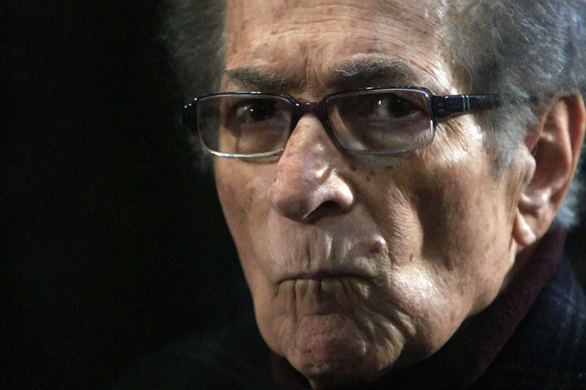 الكاتب المصري أنيس منصور يحضر مؤتمرا صحفيا بالمتحف المصري بالقاهرة في 17 فبراير 2010، Egyptian writer Anis Mansour ،(مصدر الصورة: KHALED DESOUKI / AFP)