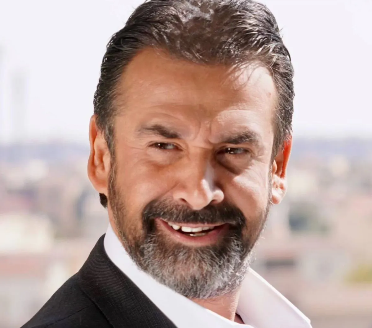 كريم عبد العزيز - الصورة من صفحته الرسمية على الفيس بوك