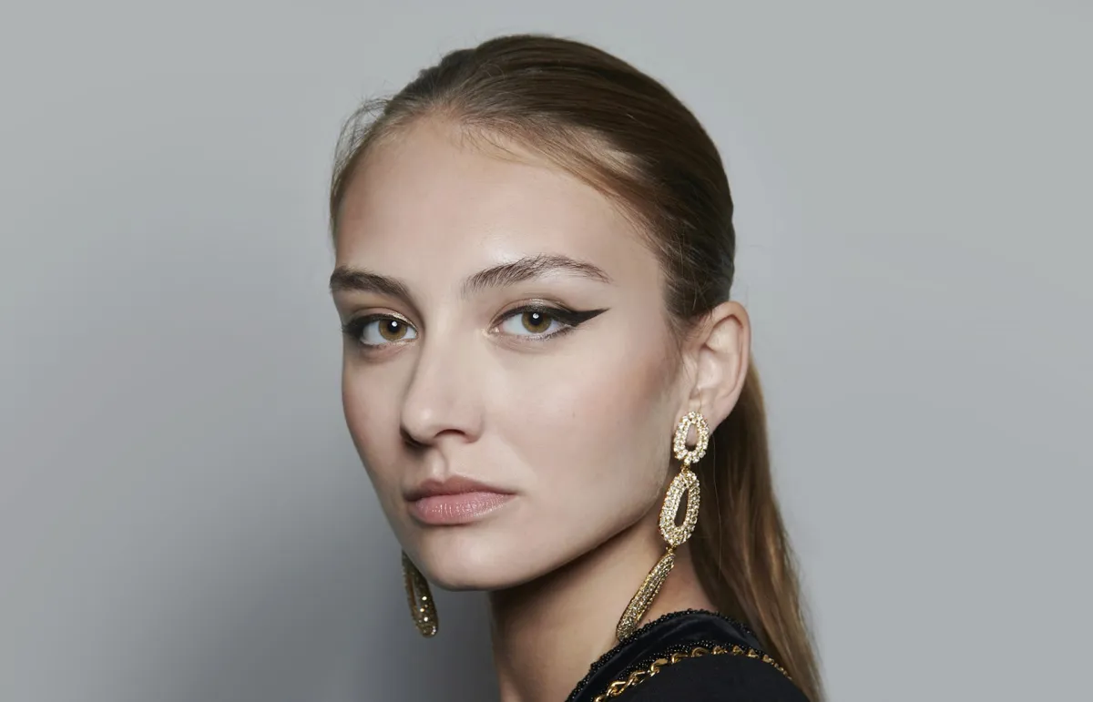 صيحات الأيلاينر من عرض دار Celia Kritharioti لصيف 2023 (المصدر: ©Spotlight/Launchmetrics)