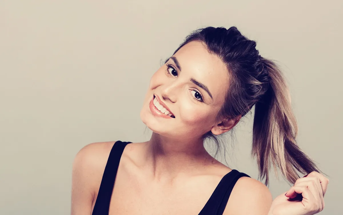 تسريحات ذيل الحصان للشعر القصير للأيام العادية والمناسبات - الصورة من Shutterstock