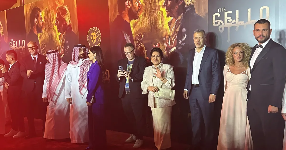 المخرج  الأمريكي دارين بوسمان مع أبطال فيلم تشيللو على السجادة الحمراء