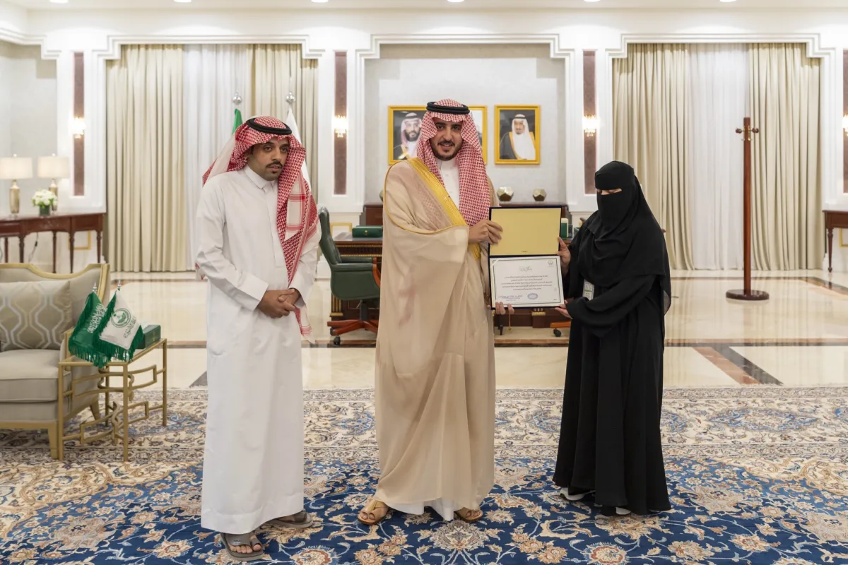 تكريم ممرضة سعودية أنقذت حياة أسرة كاملة تعرضت لحادث سير - الصورة من حساب إمارة منطقة الجوف على منصة إكس