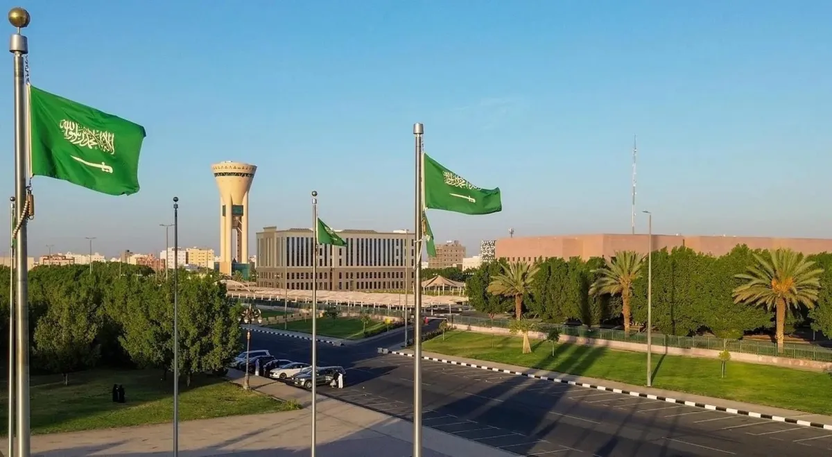 مباني ومعالم تبوك تتوشح باللون الأخضر احتفالا باليوم الوطني السعودي الـ93 - الصورة من واس