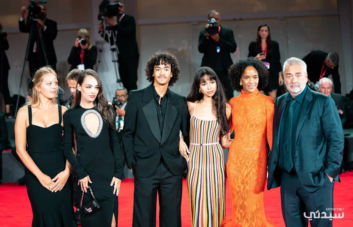 من اليسار المخرج والمنتج الفرنسي لوك بيسون، يقف مع زوجته فيرجيني بيسون-سيلا، وأولاده ثاليا بيسون، ماو بيسون، ساتين بيسون، وشانا بيسون على السجادة الحمراء لفيلم "Dogman" 