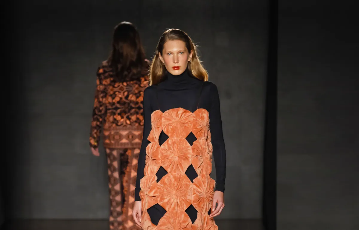 فستان باللون البرتقالي من..Marina Bitu 