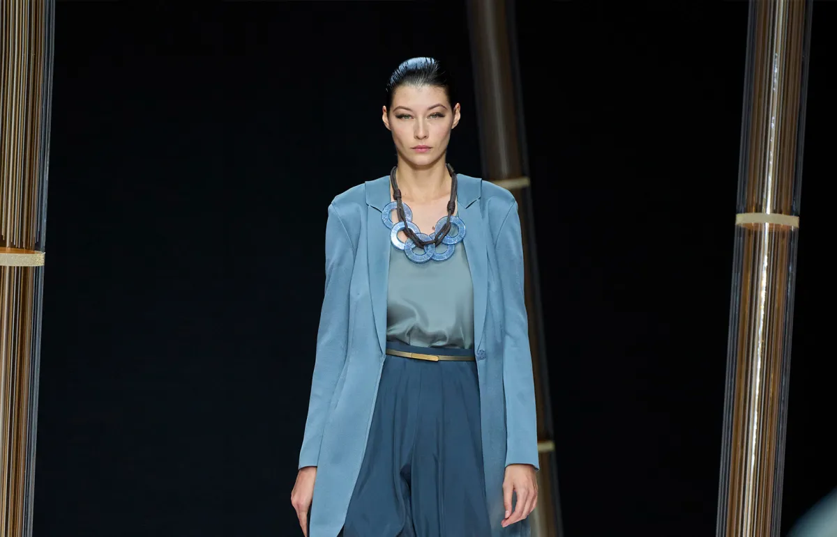 سترة فضفاضة للمحجبات من جيورجيو أرماني «Giorgio Armani» (الصورة من موقع Launchmetrics/Spotlight ©)