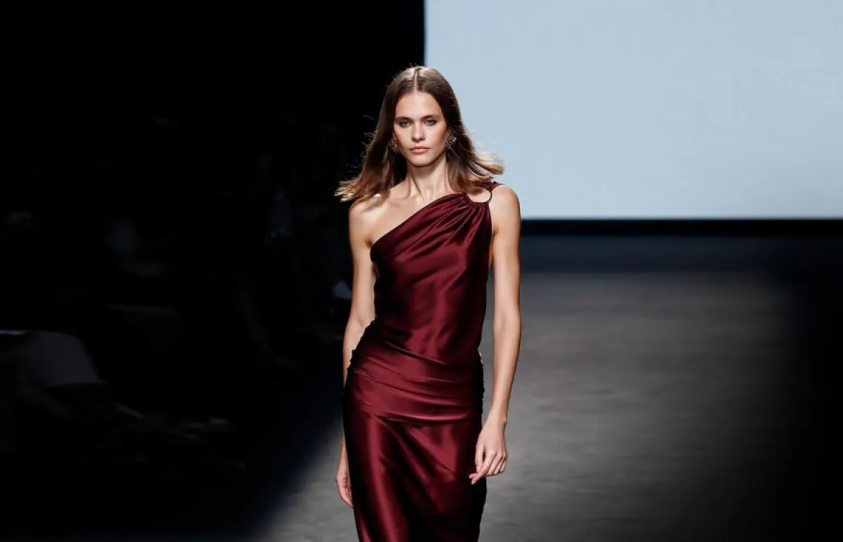 موديلات فساتين ماكسي حرير من إيزابيل سانشيس Isabel Sanchis (الصورة من موقع Launchmetrics/Spotlight ©)