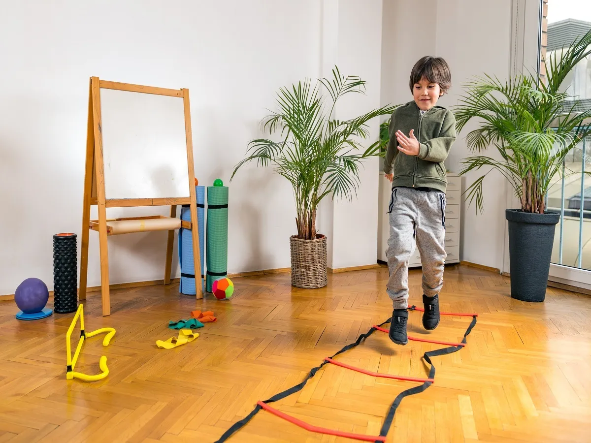 صورة لطفل يلعب