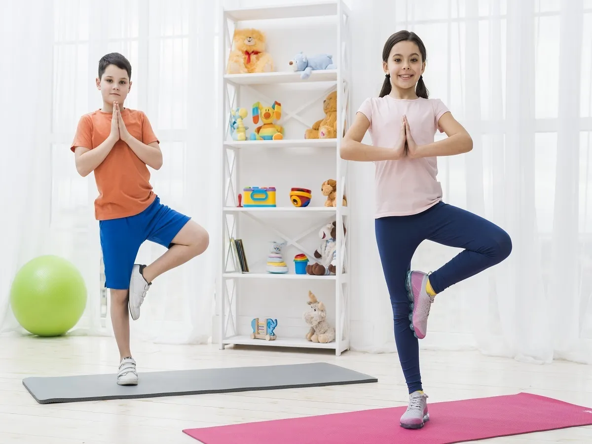 صورة لفتاة وصبي يمارسون الرياضة