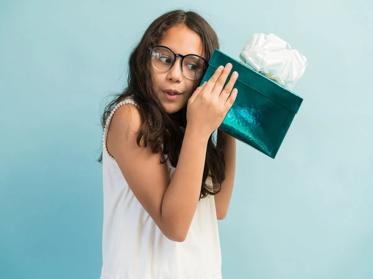 صورة لطفلة تحمل هدية