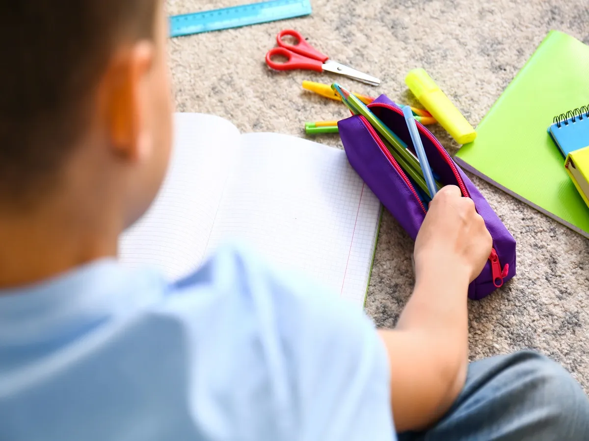 صورة لطفل يحمل مقلمة الوان