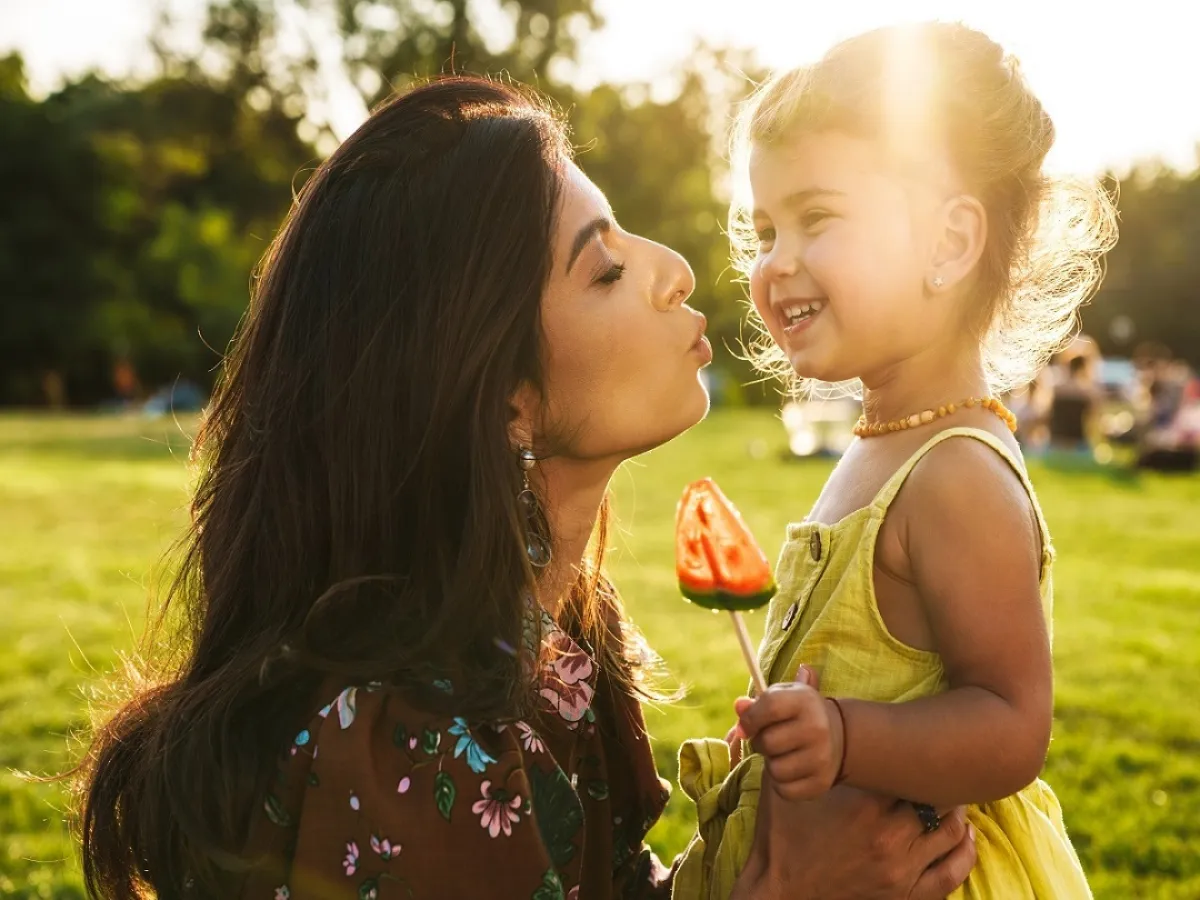 صورة لطفلة مع والدتها