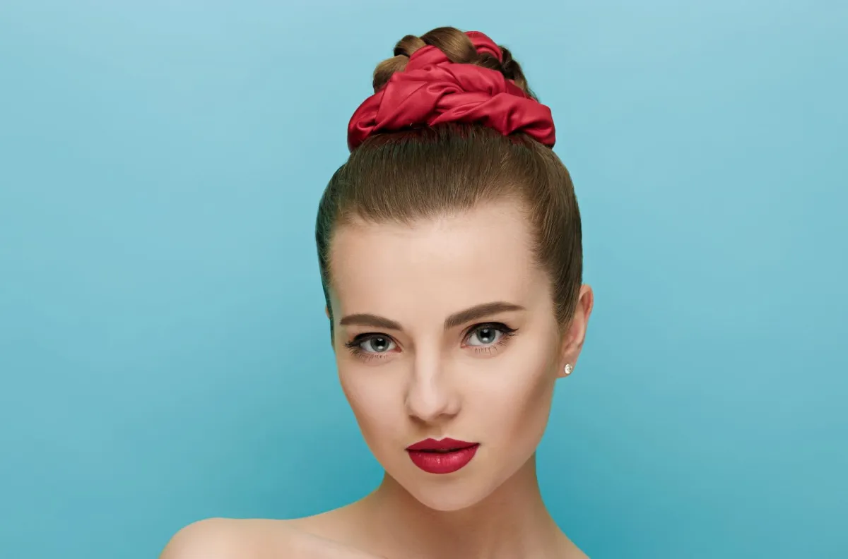 تسريحة كعكة الشعر المرفوعة