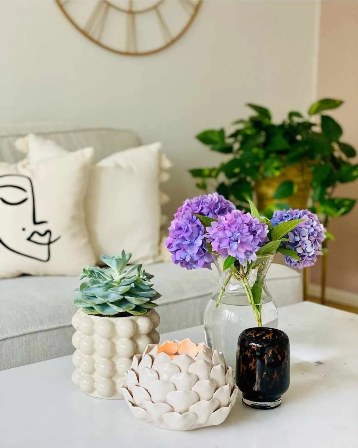 الشموع تزين الطاولة التي تتوسط غرفة الجلويس