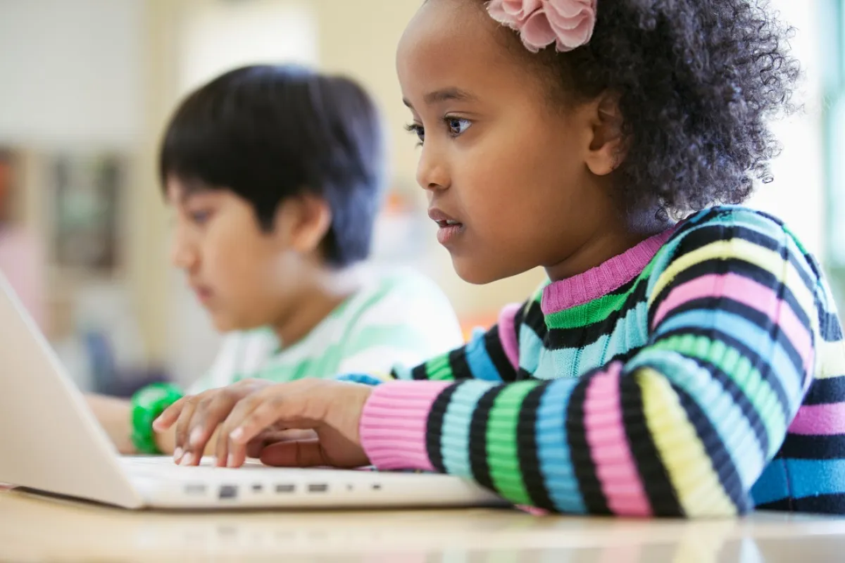 صورة لفتاة تذاكر