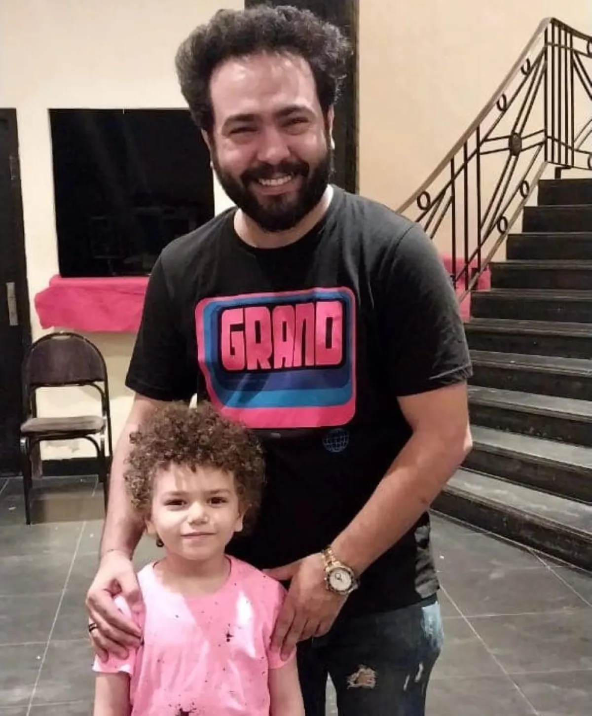 المخرج تامر كرم والطفل رابي أحمد - الصورة من حساب تامر على فيسبوك