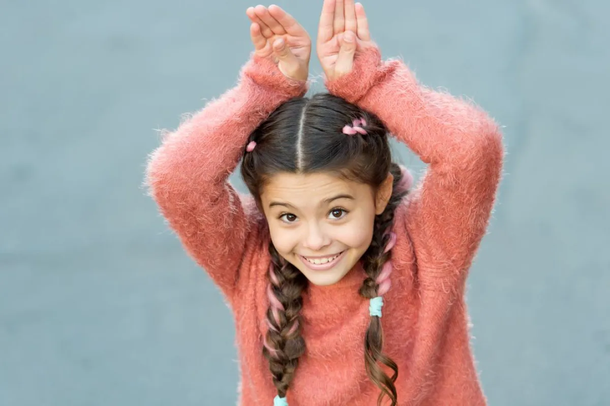 صورة لطفلة تسرح شعرها على شكل ضفيرة