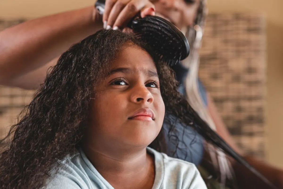 صورة لطريقة  خاطئة في تمشيط شعر البنت