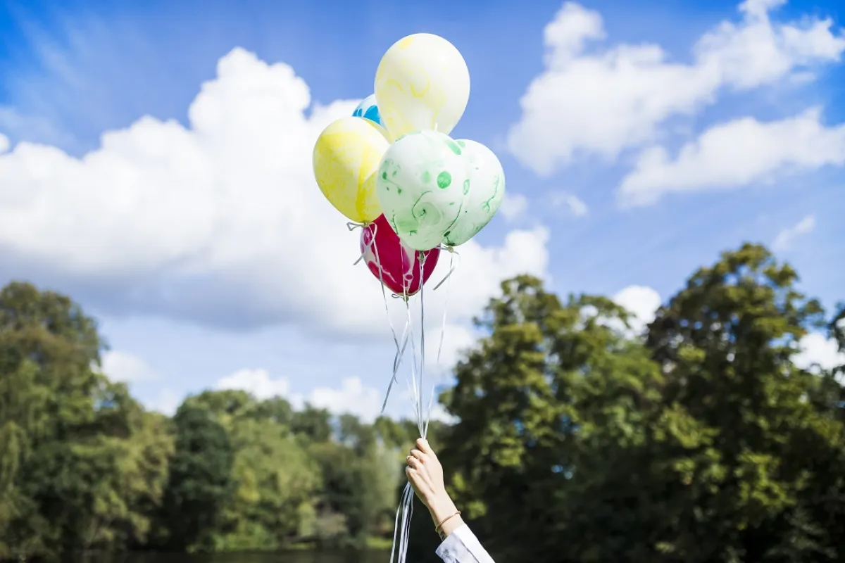 صورة لبالونات في السماء