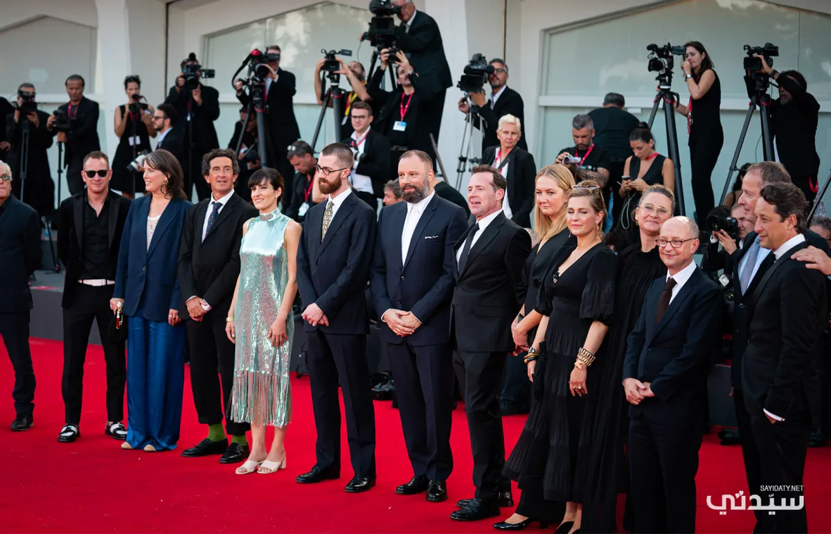 نجوم وصنّاع فيلم Poor Things على السجادة الحمراء في مهرجان البندقية- الصورة خاصة بـ"سيدتي"- تصوير- يوسف بوهوش