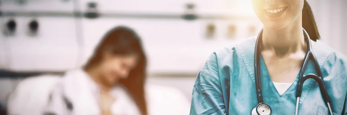 صورة تشير لأم تخضع للرعاية الطبية بعد الولادة