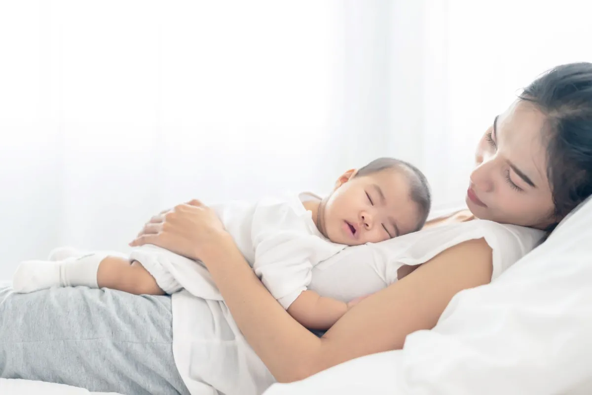 صورة تعبر عن تعب الأم المرضعة مع الحمل الثاني