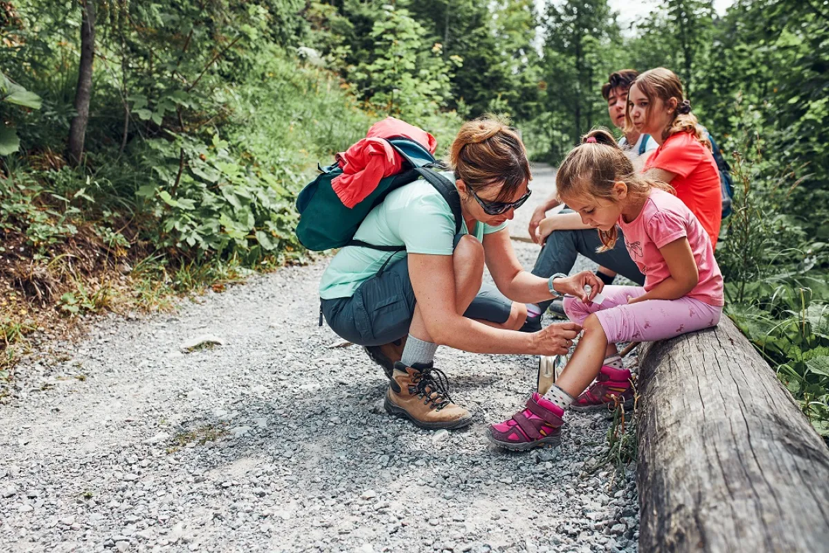 صورة لأم تداوي جرح طفلتها