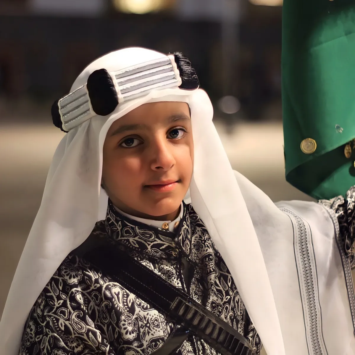 صورة لطفل بالزي السعودي