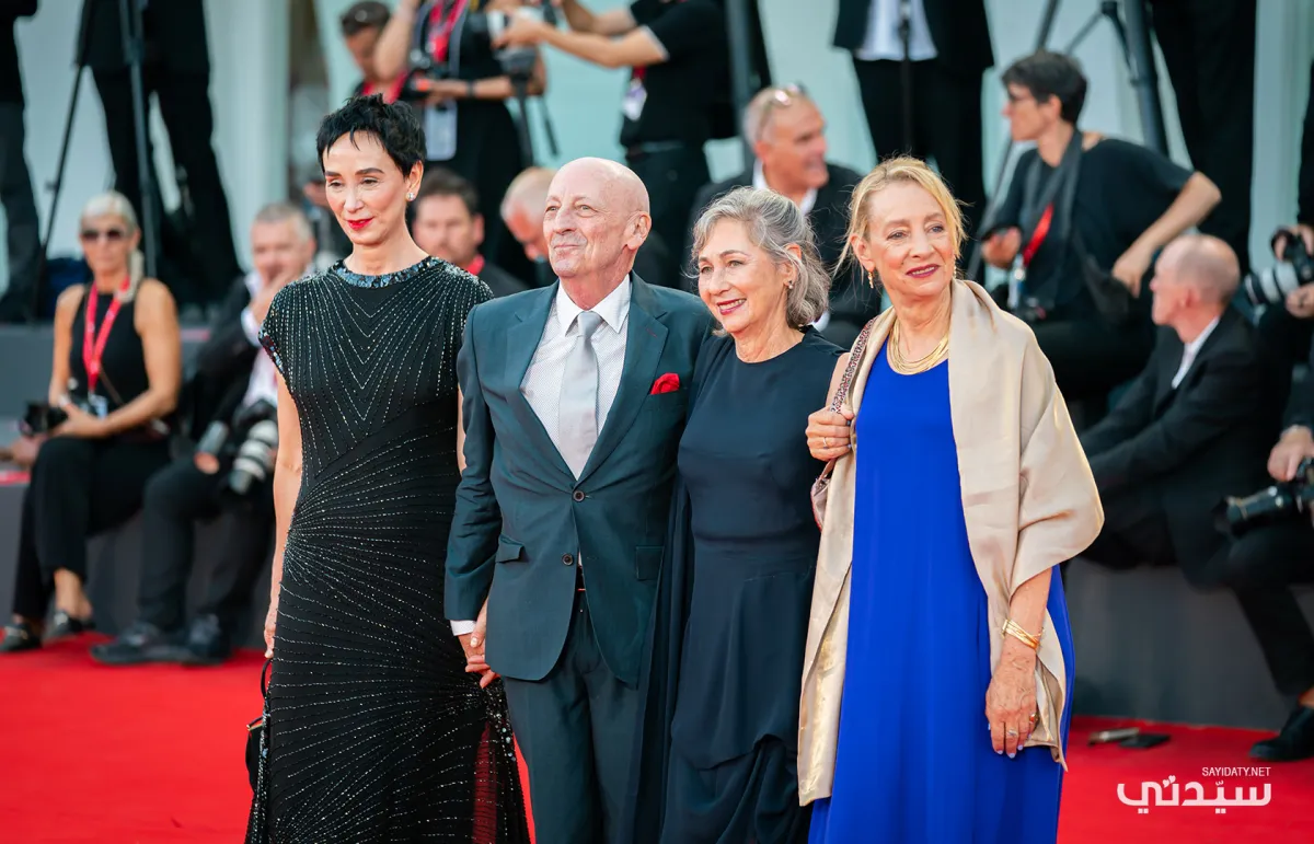 من اليمين جيمي بيرنشتاين ومينا بيرنشتاين وأليكس بيرنشتاين ضمن فعاليات السجادة الحمراء لعرض فيلم " Maestro"- الصورة خاصة بـ"سيدتي"- تصوير- يوسف بوهوش