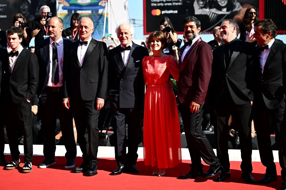 سيلفيا سالفاتوري، توني سيرفيلو (الرابع من اليسار)، جيانماركو فرانشيني (يسار)، ستيفانو سوليما (الثالث من اليسار)، بييرفرانشيسكو فافينو (الثالث على اليمين)، أدريانو جيانيني (على اليمين) وفاليريو ماستاندريا (الثاني على اليمين). (Silvia Salvatori, Toni Servillo (4thL), Gianmarco Franchini (L), Stefano Sollima (3rdL), Pierfrancesco Favino (3rdR), Adriano Giannini (R) and Valerio Mastandrea (2ndR)). مصدر الصورة:  GABRIEL BOUYS / AFP