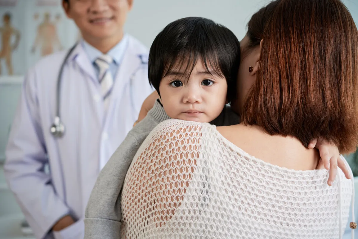 صورة أم وابنها عند الطبيب