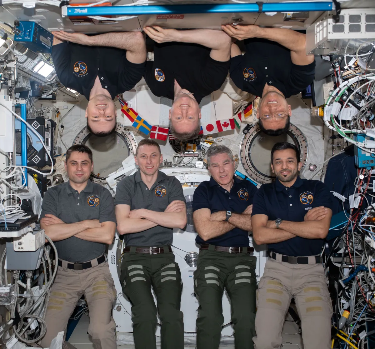 سلطان النيادي مع فريق المهمة الفضائية. الصورة من الحساب الرسمي للنيادي على منصة x