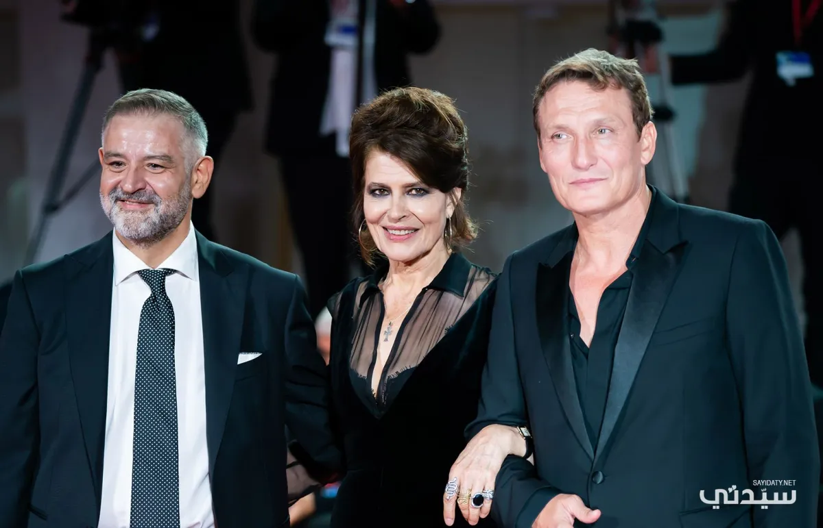 الممثلة الفرنسية فاني أردانت تتوسط الممثل الألماني أوليفر ماسوتشي (من اليمين) والممثل الإيطالي فورتوناتو سيرلينو (من اليسار)- تصوير يوسف بوهوش