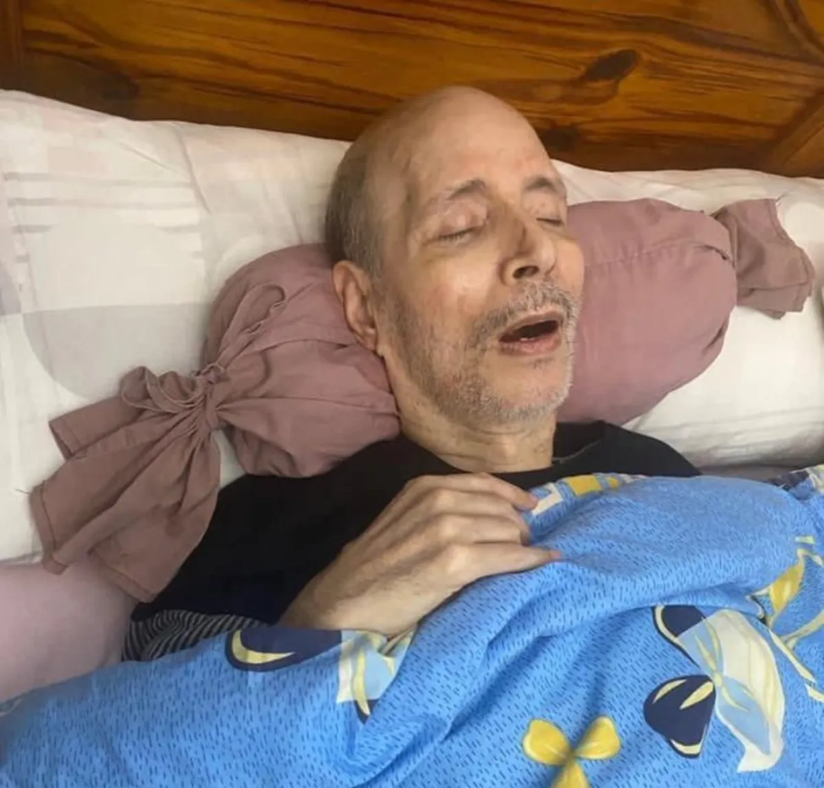 آخر صورة للمطرب إيمان البحر درويش - الصورة من حساب ابنته أمنية على الفيس بوك