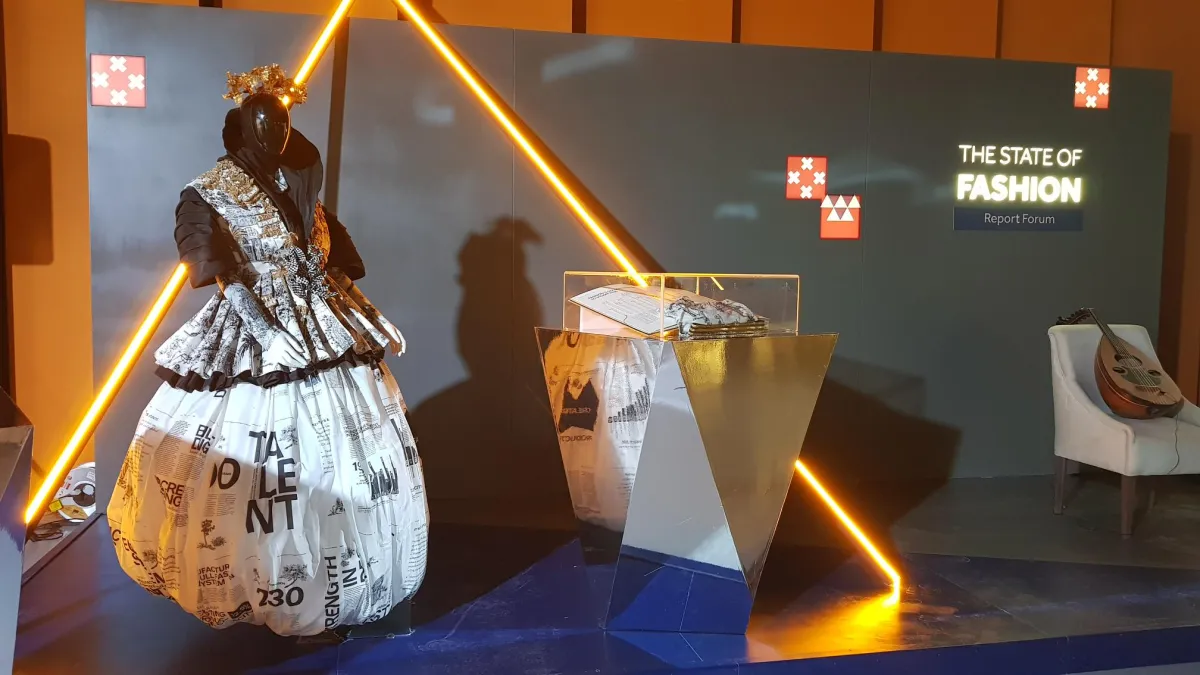 جناح العرض الخاص بالفستان الذي صممته المصممتان عبير وعلياء عريف مؤسستا أتيليه حكايات